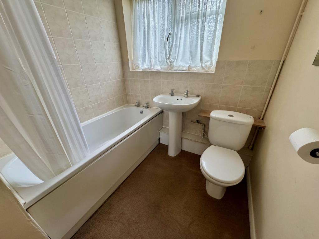 Lot: 164 - GROUND FLOOR TWO-BEDROOM GARDEN FLAT WITH SHARE OF FREEHOLD - Bathroom